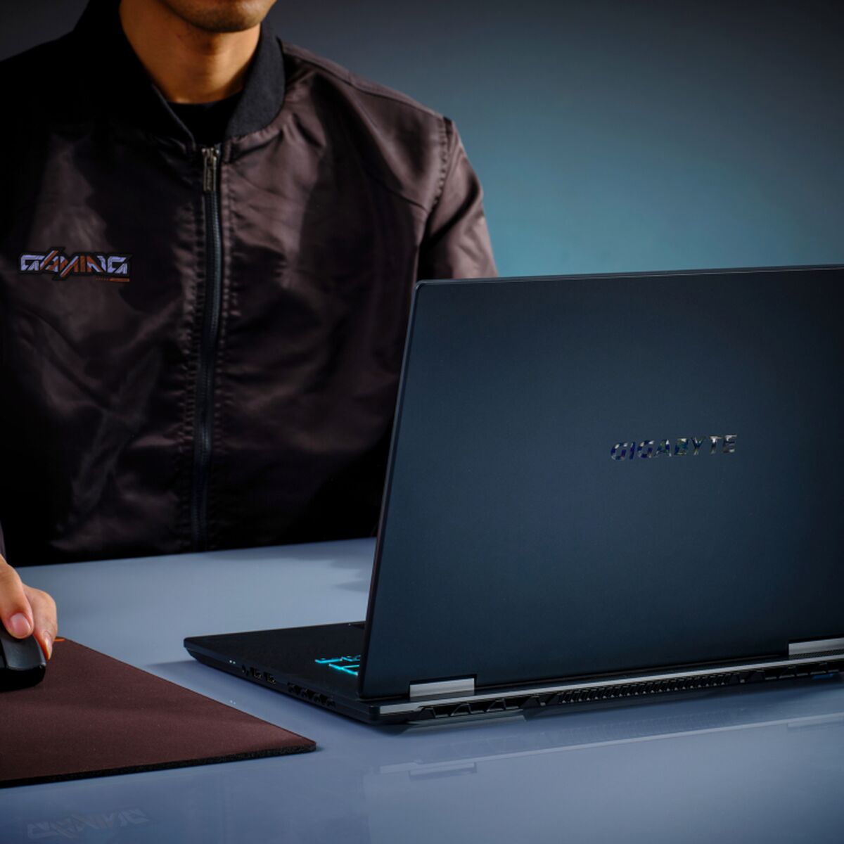 V7H9262AEFF3DE8A351E4B80816C3BA4E1AR7300077P2